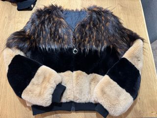 Chaqueta pelo negra y marrón