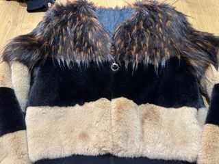 Chaqueta pelo negra y marrón