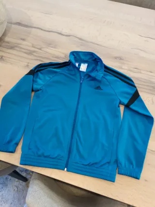 Chaqueta deportiva Adidas azul y negra