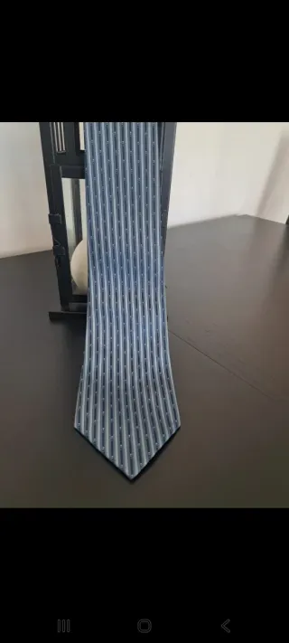 Corbata azul y gris con rayas