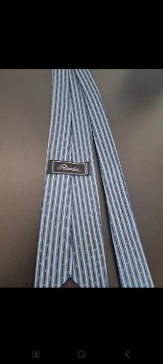 Corbata azul y gris con rayas