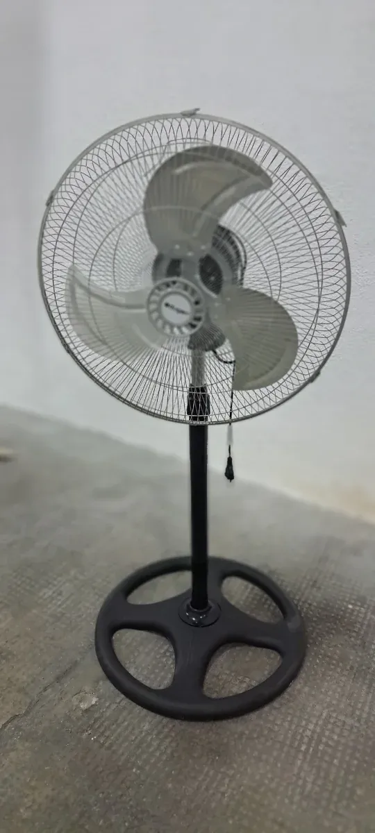 Ventilador de pie negro y gris