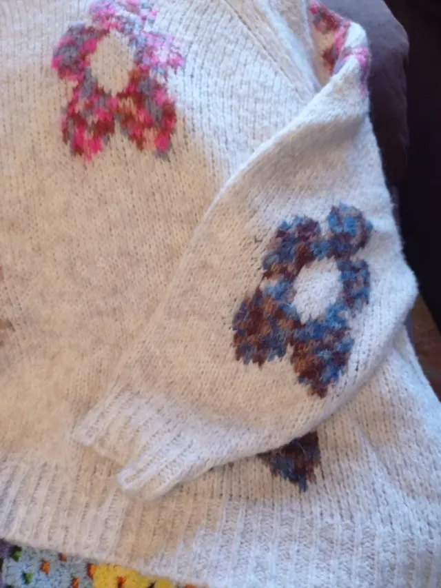 Jersey beige con flores rosas y azules