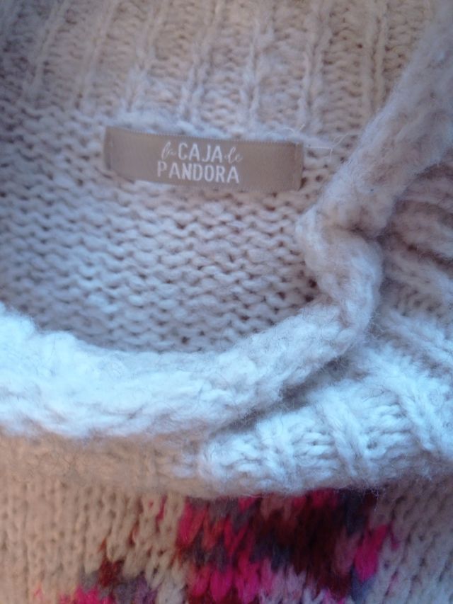 Jersey beige con flores rosas y azules