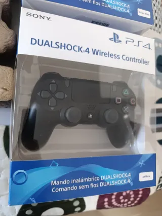 Consola PS4 + 2 Mandos Dualshock 4 + soporte