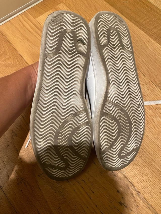 Deportivas Blancas y burdeos