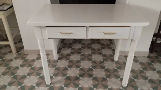Mesa de madera blanca con detalles dorados
