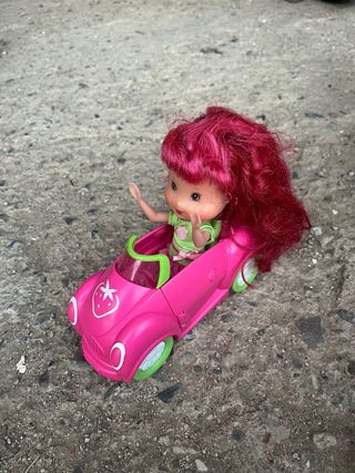 Muñeca Tarta de Fresa con su coche rosa