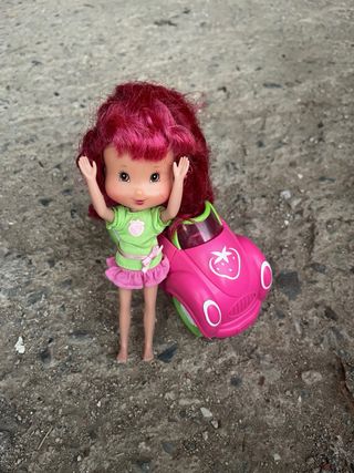Muñeca Tarta de Fresa con su coche rosa