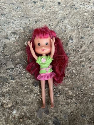 Muñeca Tarta de Fresa con su coche rosa