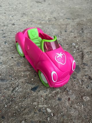 Muñeca Tarta de Fresa con su coche rosa