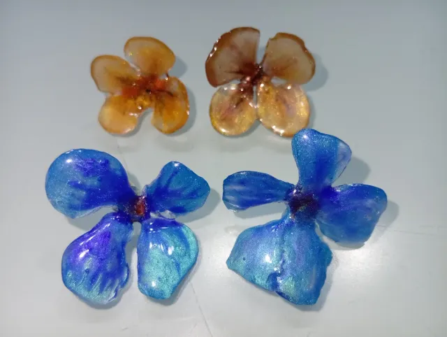 Pendientes flor resina azul y cobre artesanales