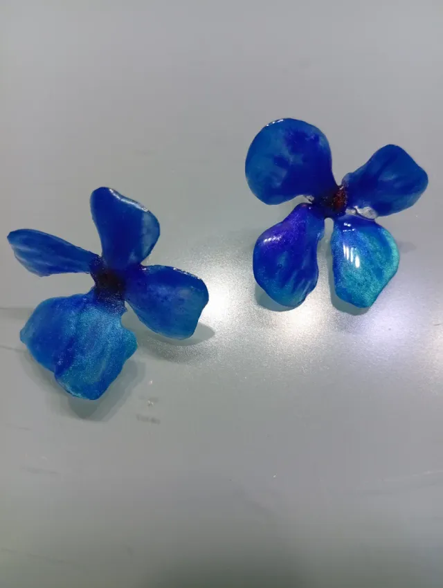 Pendientes flor resina azul y cobre artesanales