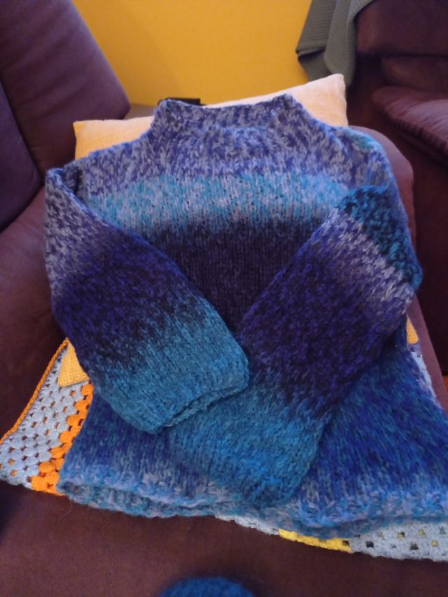 Jersey de punto degradado azul  ,hecho a mano