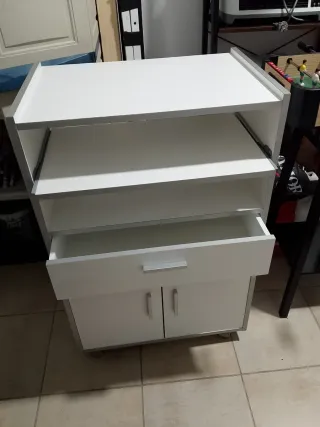 Mueble auxiliar blanco y plateado