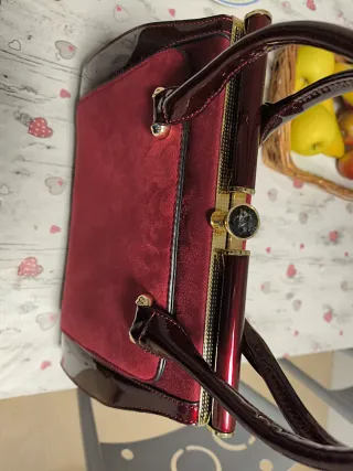 Elegante bolso burdeos