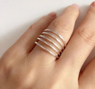 Anillo espiral plateado