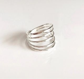 Anillo espiral plateado