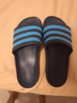 Chanclas Adidas niño azul y negro