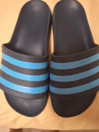 Chanclas Adidas niño azul y negro