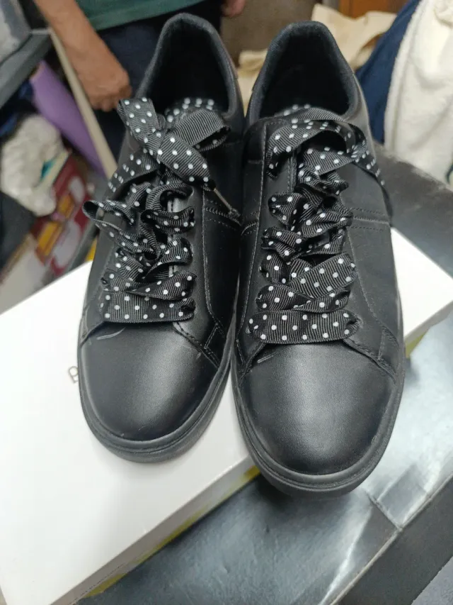 Tenis negros con moño de lunares