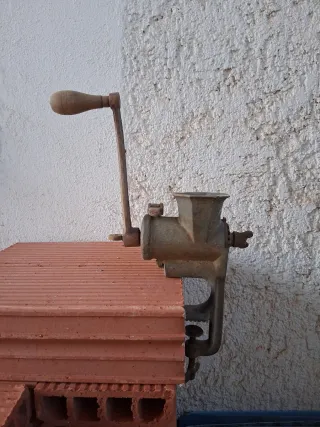 Picadora antigua de carne manual
