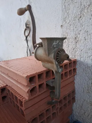 Picadora antigua de carne manual