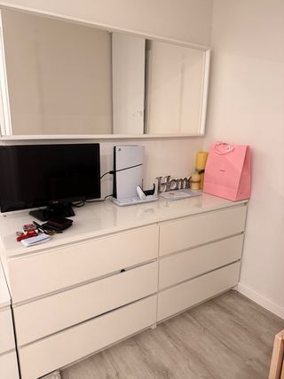 Mueble de madera y cristal