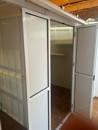 Mueble de aluminio blanco dos paredes en L