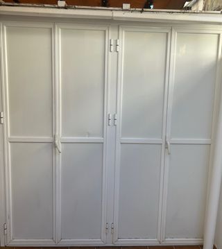 Mueble de aluminio blanco dos paredes en L
