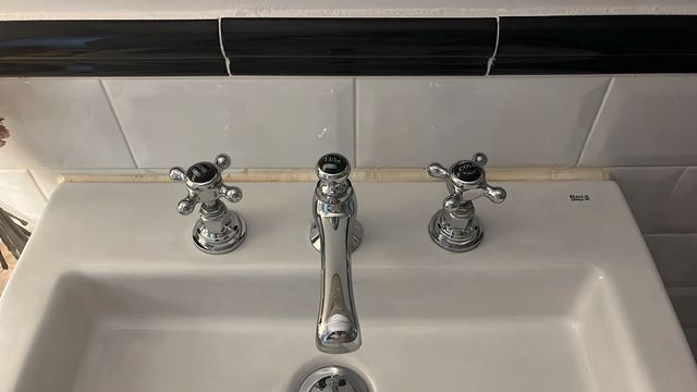 Lavabo Roca Blanco con Grifos