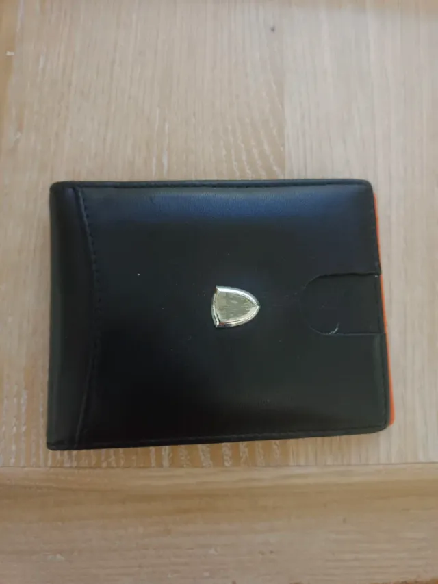 Cartera Negra con Detalle Metálico