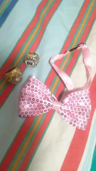 Pajarita rosa con lentejuelas y anillos disfraz