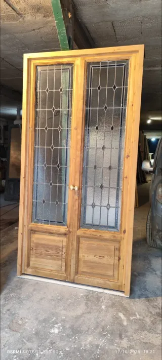 Puerta doble antigua con cristales plomados