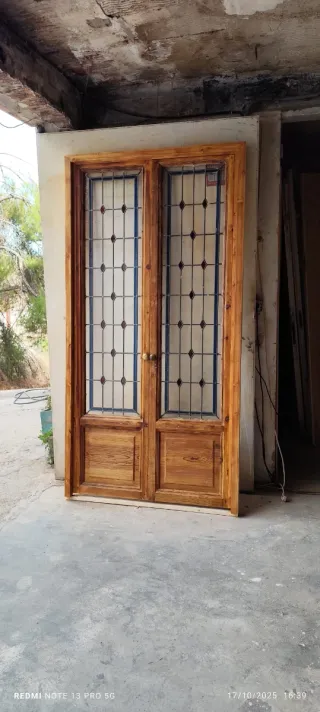 Puerta doble antigua con cristales plomados