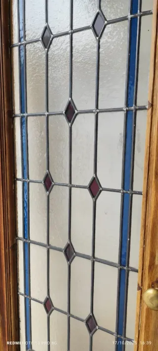 Puerta doble antigua con cristales plomados