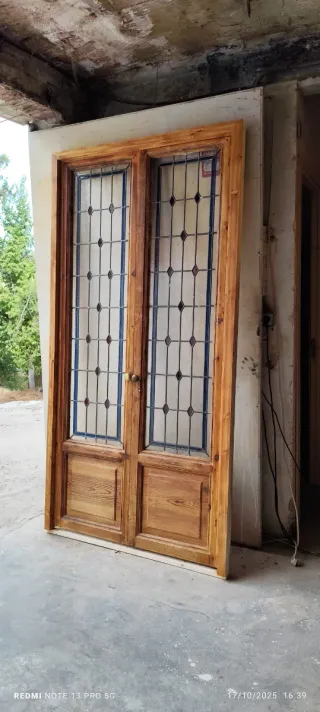 Puerta doble antigua con cristales plomados