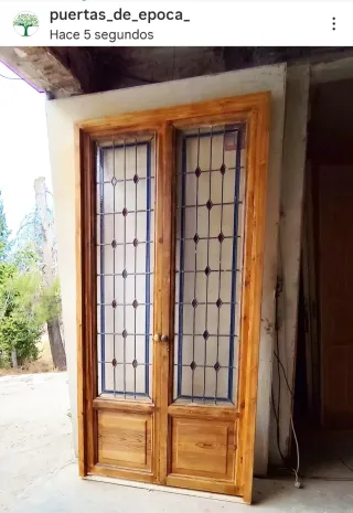 Puerta doble antigua con cristales plomados