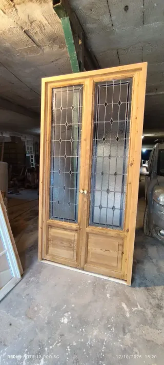Puerta doble antigua con cristales plomados