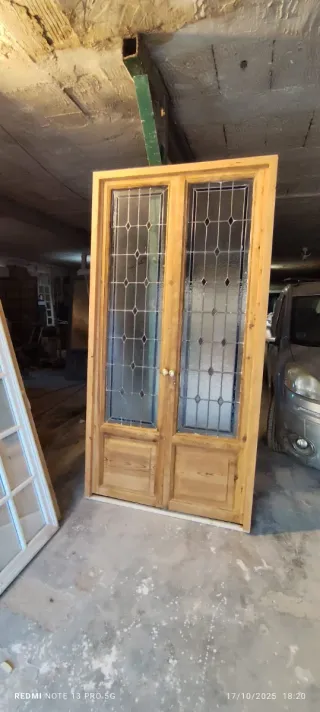 Puerta doble antigua con cristales plomados