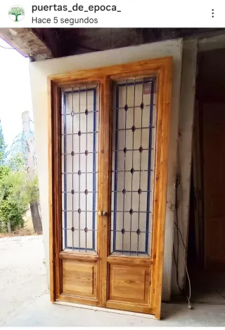 Puerta doble antigua con cristales plomados