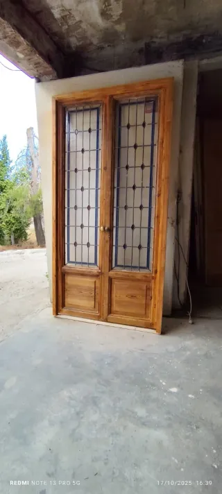 Puerta doble antigua con cristales plomados