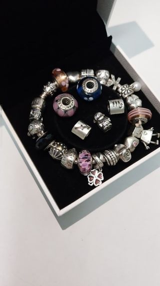 Pulsera Pandora con 25 charms Pandora. 