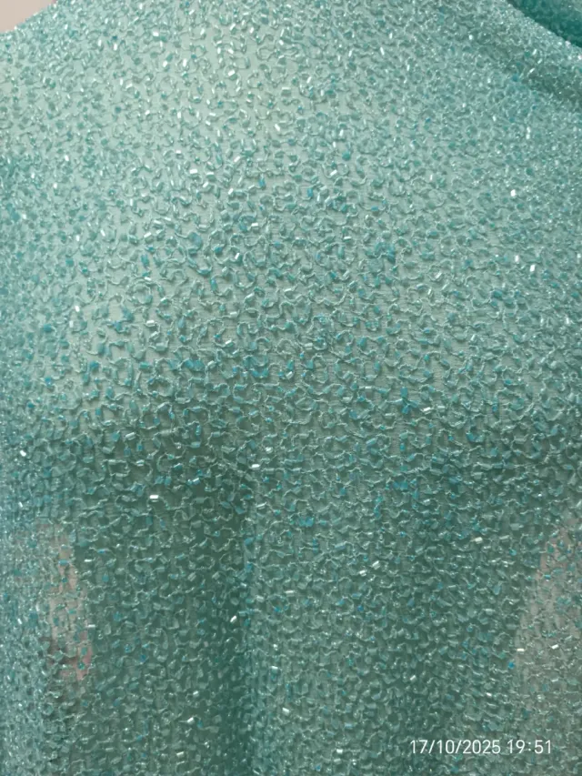 Gasa con cristales color turquesa