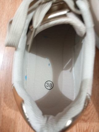 Zapatillas beige y dorado talla 38
