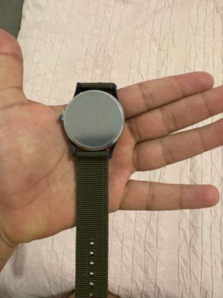 Reloj verde con correa de tela