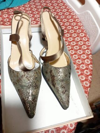 Zapatos de vestir dorados y plateados