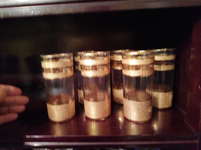 Vasos de chupito dorados y transparentes