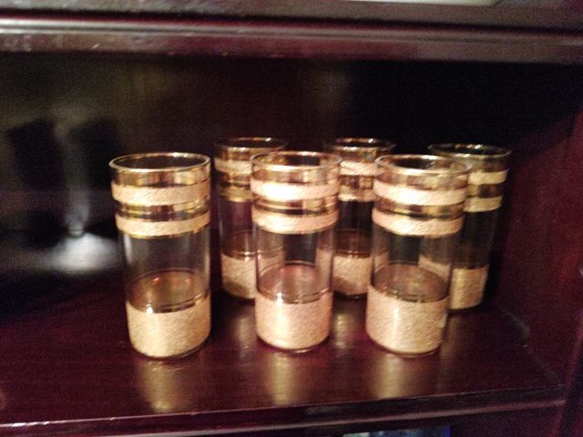 Vasos de chupito dorados y transparentes