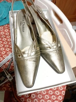 Zapatos de salón dorados Tres Damas.Piel
